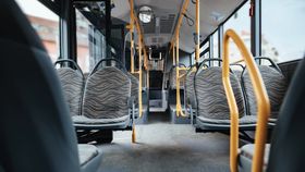 VIDEO Un minor a fost agresat în autobuz. Un bătrân de 67 de ani a fost arestat, după cumplitul incident